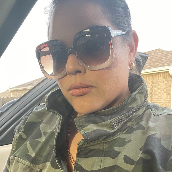 Meet your Posher, Sandra - Picture 2 of 2